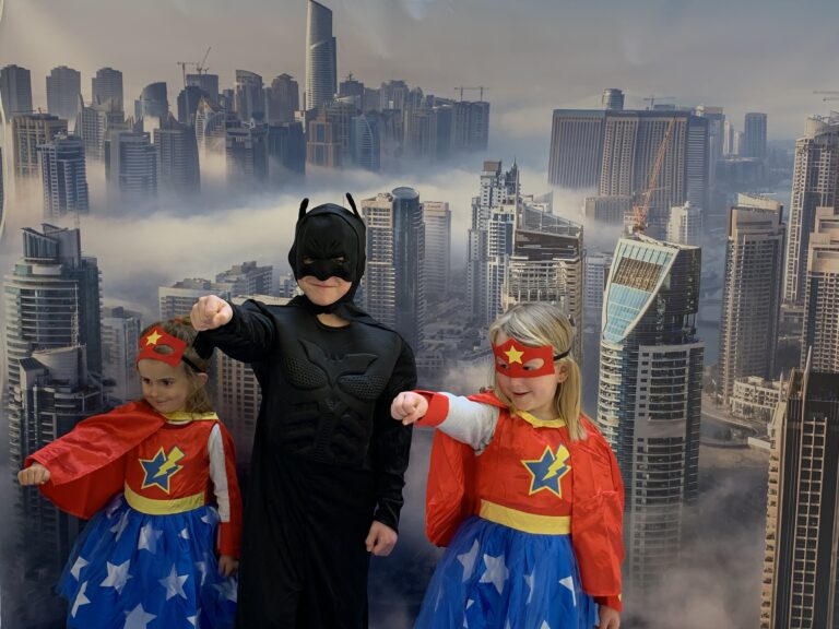 ARTITUDE Communication - Animation centre commercial Super-Héros Stand Photos