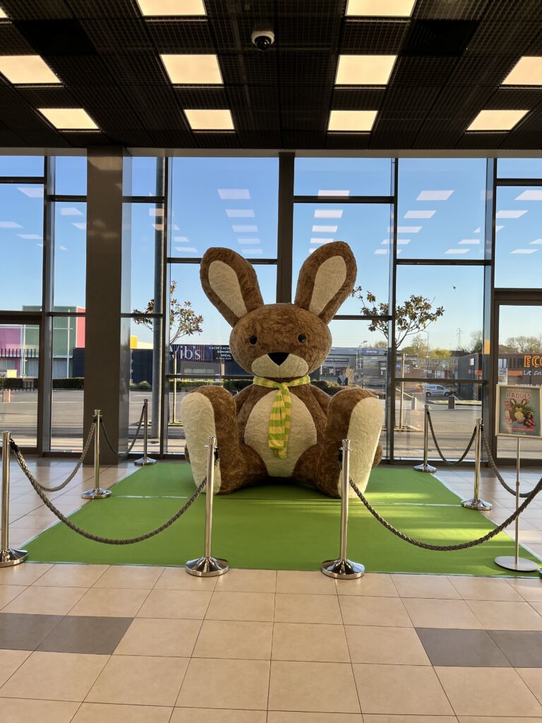 Lapin géant gonflable - Location évènementielle - ARTITUDE Communication