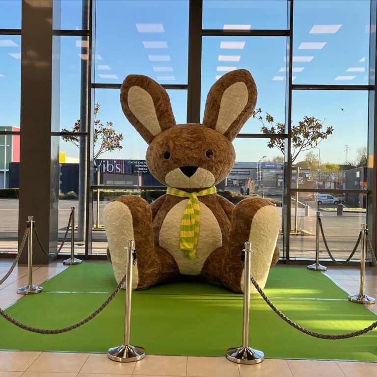 Lapin géant gonflable - Décoration évènementielle - ARTITUDE Communication